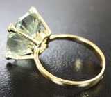 Золотое кольцо с зеленым аметистом авторской огранки 9,88 карат и лейкосапфирами Золото