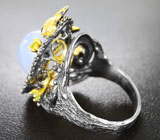 Серебряное кольцо с халцедоном, перидотами и синими сапфирами Серебро 925