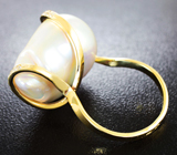 Золотое кольцо с крупной жемчужиной барокко 35,98 карат и лейкосапфирами Золото