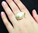 Золотое кольцо с крупной жемчужиной барокко 35,98 карат и лейкосапфирами Золото