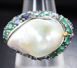 Серебряное кольцо с жемчужиной барокко, изумрудами, голубыми топазами и синими сапфирами Серебро 925