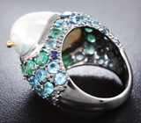 Серебряное кольцо с жемчужиной барокко, изумрудами, голубыми топазами и синими сапфирами Серебро 925