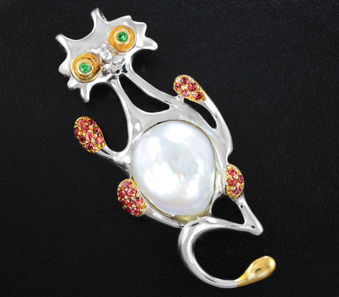 Серебряный кулон «Кот» с жемчужиной барокко, сапфирами и цаворитами