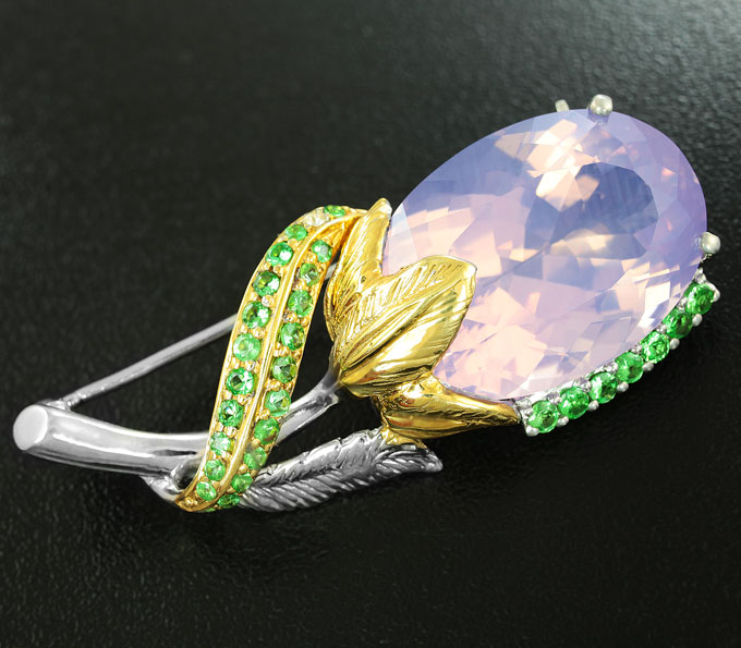Серебряная брошь с лавандовым аметистом и цаворитами