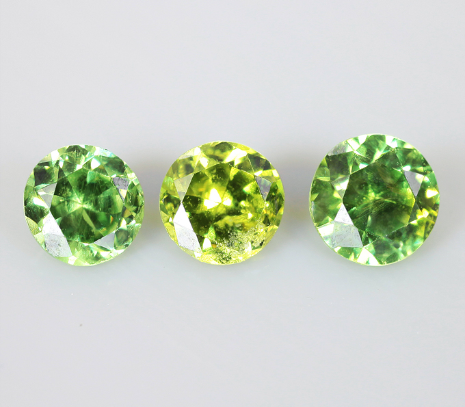 Высокая дисперсия! Набор из 3 уральских демантоидов 0,72 карат