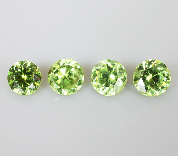 Высокая дисперсия! Набор из 4 уральских демантоидов 0,73 карат