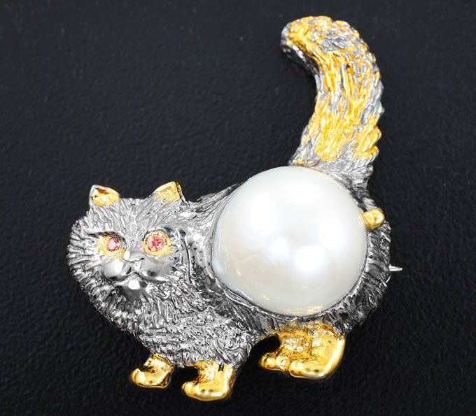 Серебряная брошь «Кот» с жемчужиной и сапфирами