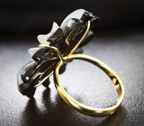 Золотое кольцо с резным цветком из оникса и кварца 22,12 карат, черной шпинелью и лейкосапфирами Золото