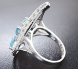 Оригинальное серебряное кольцо с голубыми топазами, кианитами и танзанитом