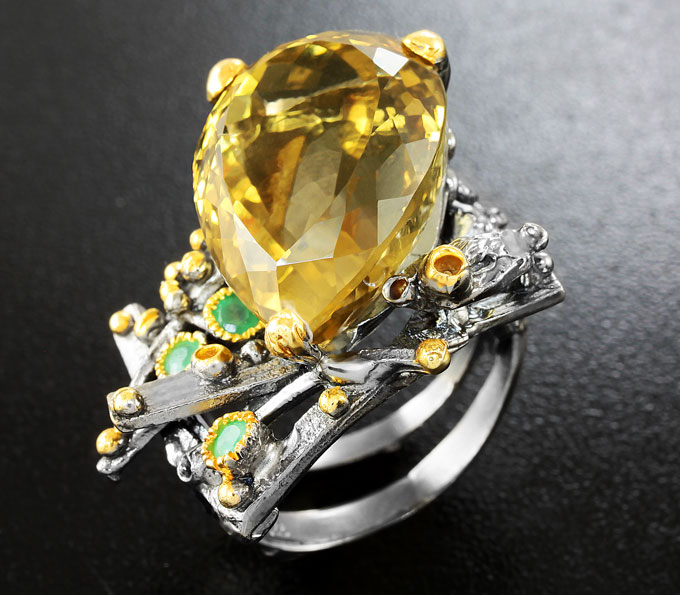 Серебряное кольцо с цитрином и изумрудами