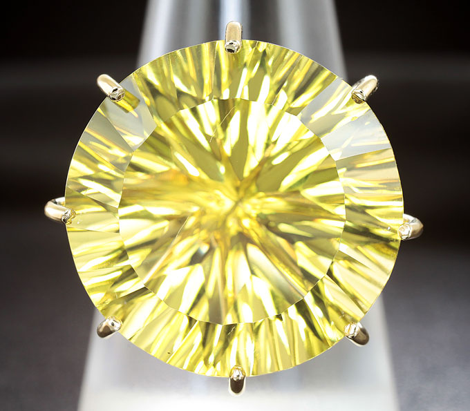 Золотое кольцо с крупным цитрином лазерной огранки 32,11 карат