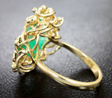 Золотое кольцо с африканским изумрудом 3,81 карат, малыми изумрудами и бриллиантами Золото