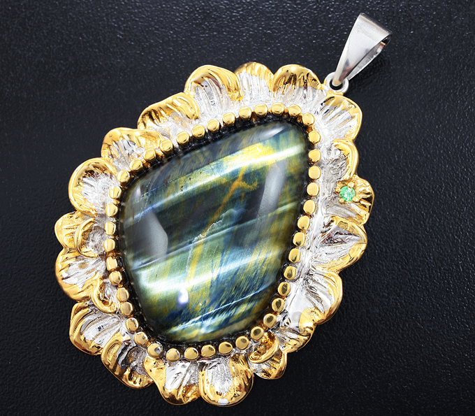 Серебряный кулон с тигровым глазом и цаворитами
