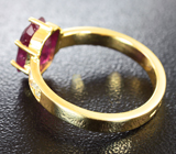 Золотое кольцо с рубином 2,15 карат и лейкосапфирами Золото
