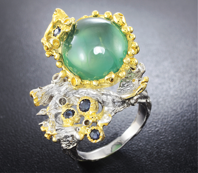 Серебряное кольцо с яблочным пренитом и сапфирами