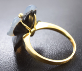 Золотое кольцо с резным цветком из оникса и кварца 8,46 карат и лейкосапфирами Золото