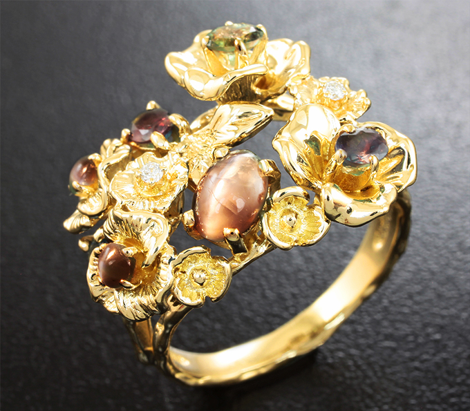 Золотое кольцо с хризобериллами с эффектом кошачьего глаза, александритами и бриллиантами
