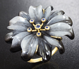 Золотое кольцо с резным цветком из оникса и кварца 23,16 карат и синими сапфирами Золото