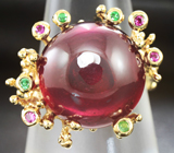 Золотое кольцо с крупным рубином 27,05 карат, пурпурными сапфирами и цаворитами Золото