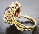 Золотое кольцо с крупным рубином 27,05 карат, пурпурными сапфирами и цаворитами Золото