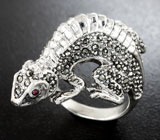 Скульптурное серебряное кольцо «Ящерка» с марказитами и рубинами Серебро 925