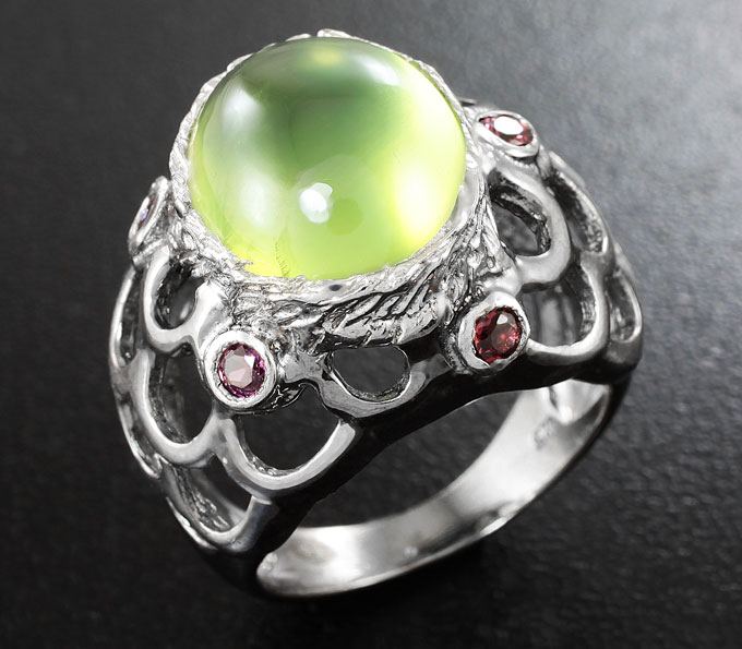 Серебряное кольцо с пренитом и родолитами