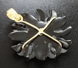 Кулон с резным цветком из оникса и кварца, черной шпинелью и лейкосапфирами Золото