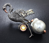 Серебряная брошь «Фламинго» c жемчужиной барокко, желтым сапфиром, перидотами и черной шпинелью Серебро 925