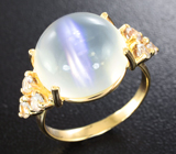 Золотое кольцо с топовым лунным камнем с эффектом кошачьего глаза 10,53 карат и лейкосапфирами Золото
