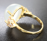 Золотое кольцо с топовым лунным камнем с эффектом кошачьего глаза 10,53 карат и лейкосапфирами Золото