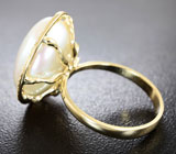 Золотое кольцо с крупной морской жемчужиной барокко и лейкосапфирами Золото