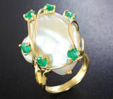 Золотое кольцо с морской жемчужиной барокко и яркими изумрудами Золото