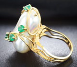 Золотое кольцо с морской жемчужиной барокко и яркими изумрудами Золото