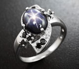 Серебряное кольцо cо звездчатым сапфиром и черными шпинелями Серебро 925