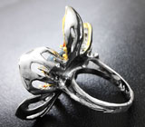 Серебряное кольцо с цветной жемчужиной и золотисто-оранжевыми сапфирами Серебро 925