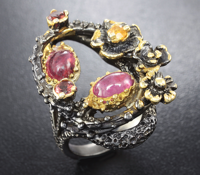 Серебряное кольцо с сапфирами