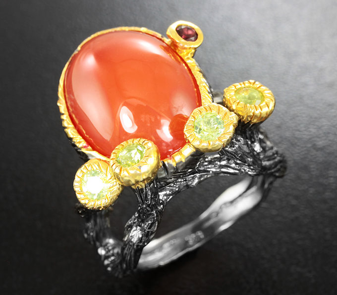 Серебряное кольцо с корнелианом, перидотами и гранатами