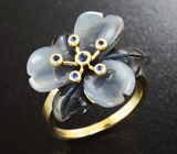 Золотое кольцо с резным цветком из оникса и кварца 8,17 карат, синими сапфирами Золото