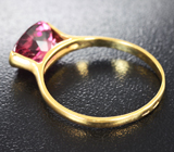 Кольцо с неоново-красным рубеллитом турмалином Золото
