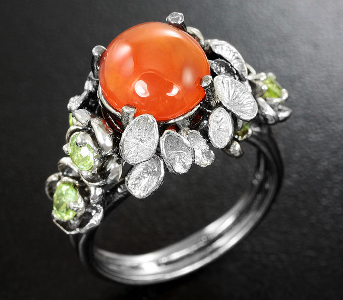 Серебряное кольцо с корнелианом и перидотами