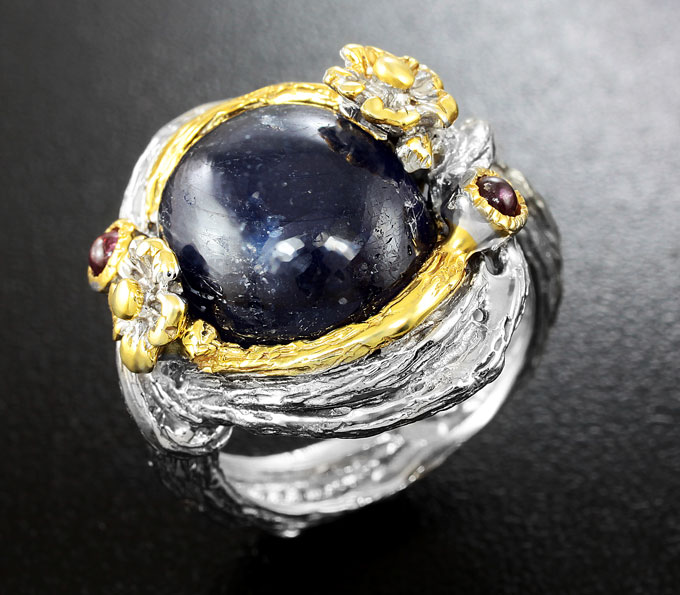 Серебряное кольцо с сапфиром и родолитами