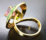Золотое кольцо с контрастным арбузным турмалином 7,42 карат, сапфирами со сменой цвета и цаворитами бриллиантовой огранки Золото