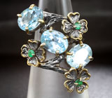Серебряное кольцо с голубыми топазами и изумрудами Серебро 925