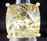 Золотое кольцо с крупным лимонным цитрином авторской огранки 45,28 карат и лейкосапфирами Золото