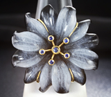 Золотое кольцо с резным цветком из оникса и кварца 24,41 карат и синими сапфирами Золото
