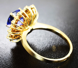 Золотое кольцо с ярким танзанитом 2,33 карат и бесцветными топазами Золото