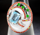 Эффектное матированое серебряное кольцо с голубым топазом, цаворитами и сапфирами Серебро 925