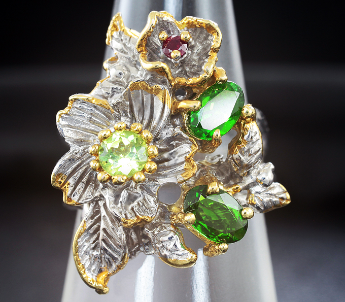 Серебряное кольцо с диопсидами, перидотом и рубином