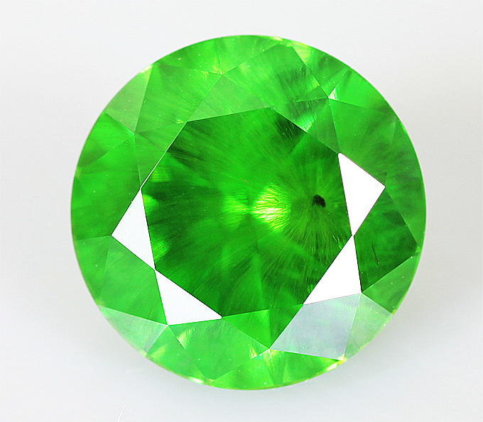 Крупный! Топовый цвет! Уральский демантоид гранат 2,41 карат