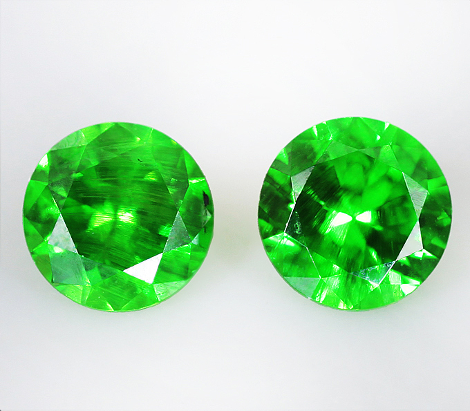 Топовый цвет! Высокая дисперсия! Пара уральских демантоидов 0,29 карат